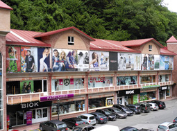 Lonas microperforadas impresas instaladas en fachada de centro comercial en Navarra