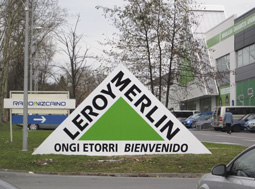 Rótulo sobre composite rígido instalado en Leroy Merlin de Oiartzun (Gipuzkoa)