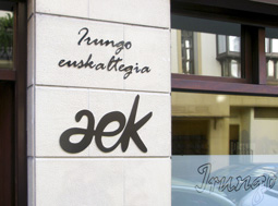 Rótulo con letras corpóreas en euskaltegi AEK de Irún, Gipuzkoa