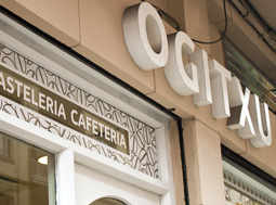 Rotulación de fachada de cafetería en Irún (Gipuzkoa), vinilos adhesivos y letras corpóreas