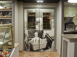 Rotulación con vinilos adhesivos en puerta de panadería Ogitxu de Irún, Gipuzkoa