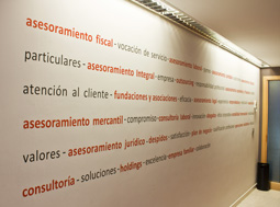 Vinilo de corte colocado en interior de oficina en Gipuzkoa